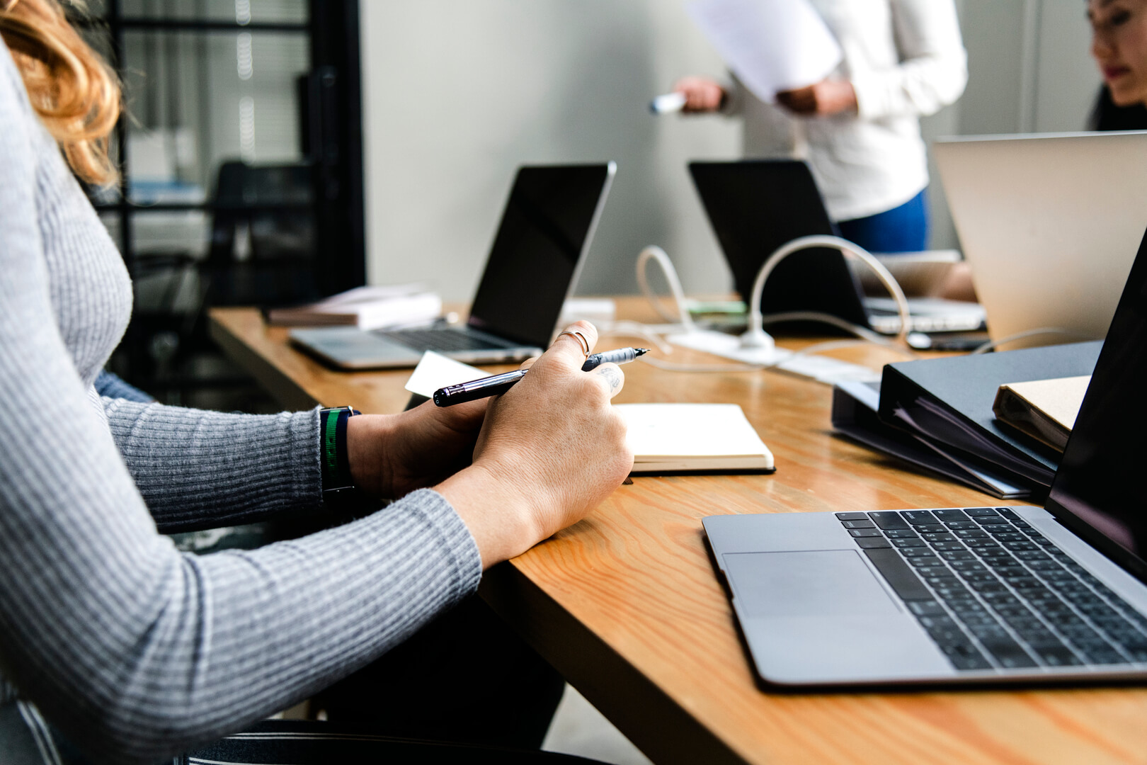 business-businessman-businesswoman-businesswomen-colleagues-company-1448535-pxhere.com (1)