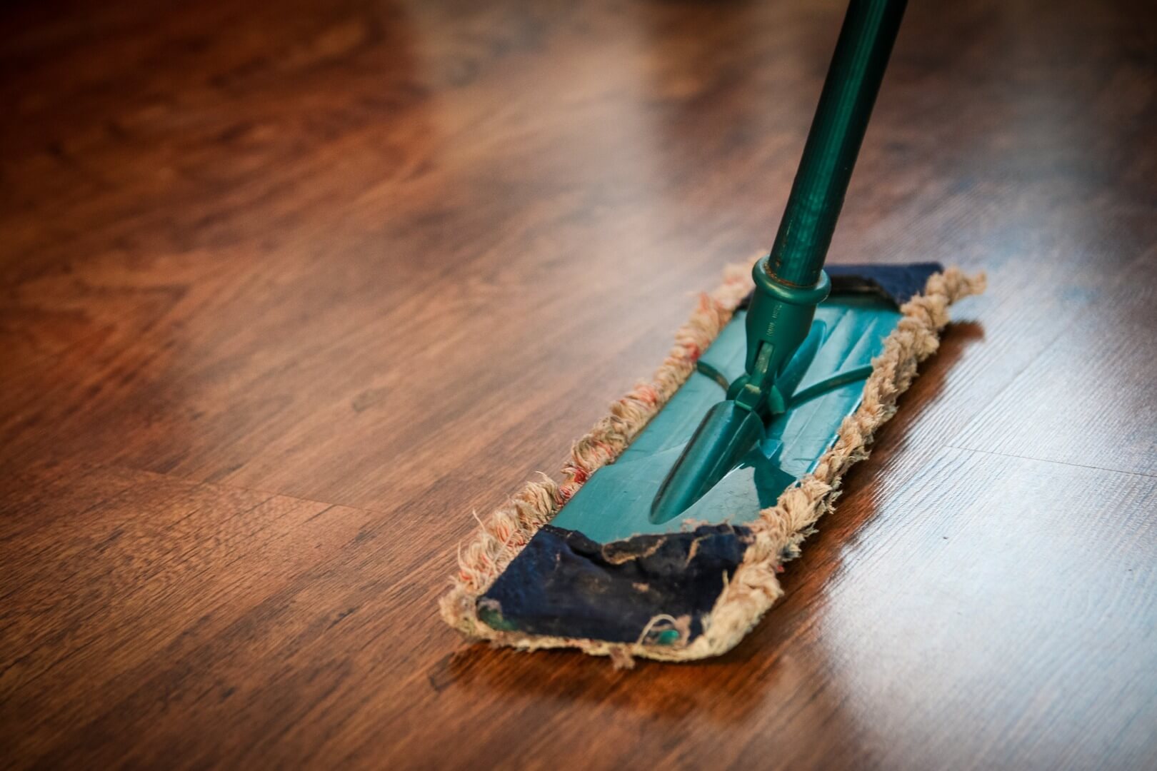 wood-floor-green-vehicle-color-washing-987877-pxhere.com (1)