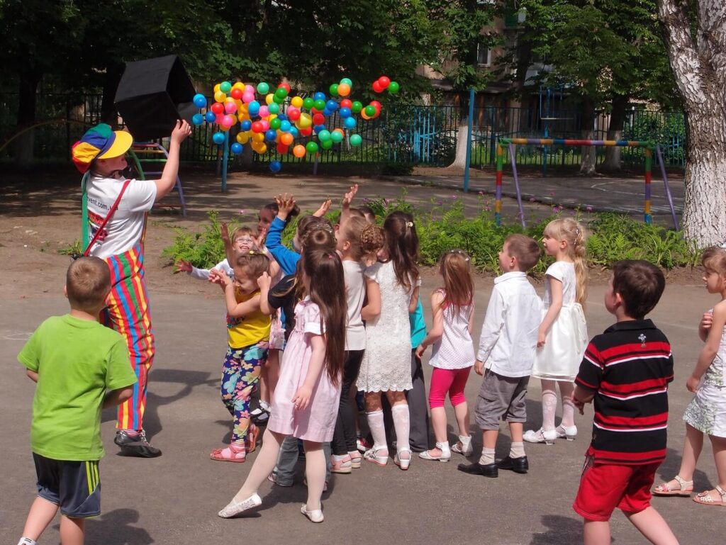 people-crowd-holiday-garden-parade-clown-615673-pxhere.com (1)